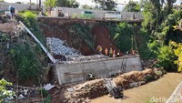 Pantauan detikcom, Selasa (24/5/2022) pukul 09.20 WIB, hampir seluruh bodi mobil pikap berwarna hitam itu tercebur di Sungai Kalibaru (M Sholihin/detikcom)