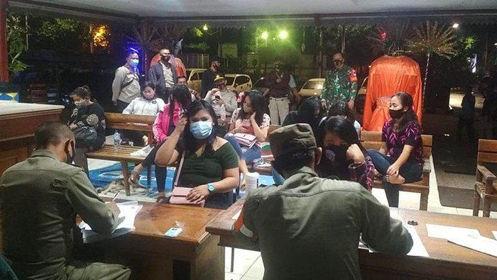 Sejumlah karyawan kedai kopi penyedia jasa pijat prostitusi di Jakbar diperiksa Pemkot Jakbar (Antara Foto)