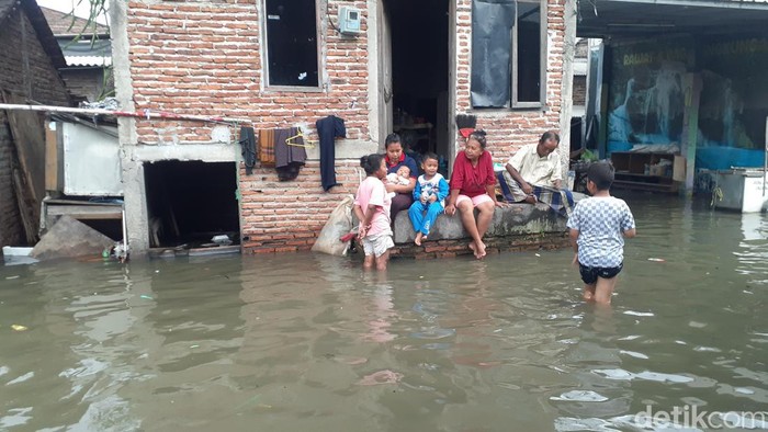 Sejumlah warga Bandarharjo Semarang memilih bertahan di rumah, Selasa (24/5/2022).