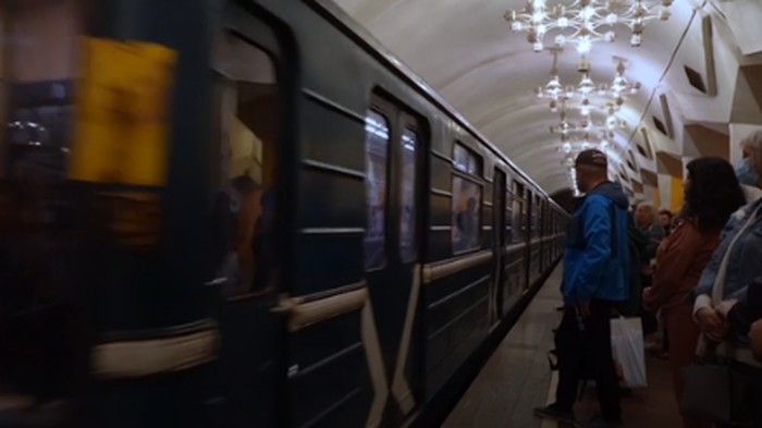 Kereta bawah tanah di Kharkiv, Ukraina kembali beroperasi pada Selasa (24/5). Warga pun senang bisa menggunakan transportasi itu.