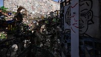 Karya seni ditampilkan di Magic Gardens di Philadelphia, Amerika Serikat, Senin (23/5/2022). Seniman mosaik AS, Isaiah Zagar, membangun galeri ini sejak tahun 1991 di atas lahan kumuh dan tak terawat. Pada 2008, studio tersebut menjadi milik publik dan resmi beroperasi.