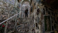 Seorang seniman mosaik AS, Isaiah Zagar, mengubah sebuah ruang terbuka yang sebelumnya kumuh menjadi galeri seni.