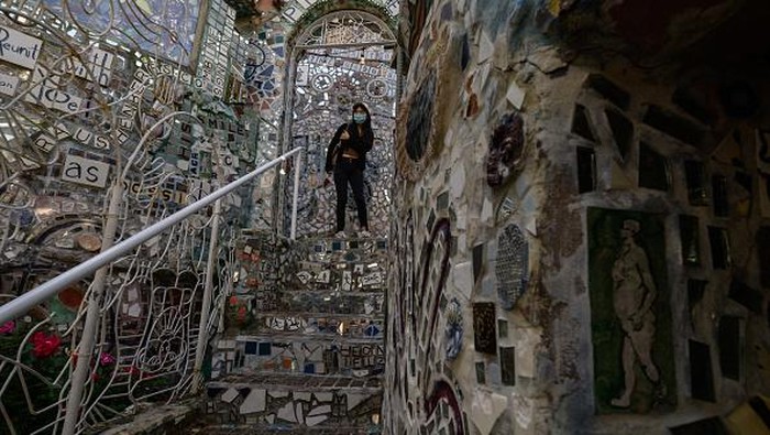 Art works are displayed at the Magic Gardens, a folk art environment and gallery space created by US mosaic artist Isaiah Zagar, in Philadelphia on May 23, 2022. - - RESTRICTED TO EDITORIAL USE - MANDATORY MENTION OF THE ARTIST UPON PUBLICATION - TO ILLUSTRATE THE EVENT AS SPECIFIED IN THE CAPTION (Photo by Ed JONES / AFP) / RESTRICTED TO EDITORIAL USE - MANDATORY MENTION OF THE ARTIST UPON PUBLICATION - TO ILLUSTRATE THE EVENT AS SPECIFIED IN THE CAPTION / RESTRICTED TO EDITORIAL USE - MANDATORY MENTION OF THE ARTIST UPON PUBLICATION - TO ILLUSTRATE THE EVENT AS SPECIFIED IN THE CAPTION (Photo by ED JONES/AFP via Getty Images)