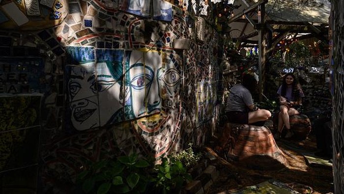 Seniman AS Ubah Ruang Kumuh Jadi Galeri Seni Art works are displayed at the Magic Gardens, a folk art environment and gallery space created by US mosaic artist Isaiah Zagar, in Philadelphia on May 23, 2022. - - RESTRICTED TO EDITORIAL USE - MANDATORY MENTION OF THE ARTIST UPON PUBLICATION - TO ILLUSTRATE THE EVENT AS SPECIFIED IN THE CAPTION (Photo by Ed JONES / AFP) / RESTRICTED TO EDITORIAL USE - MANDATORY MENTION OF THE ARTIST UPON PUBLICATION - TO ILLUSTRATE THE EVENT AS SPECIFIED IN THE CAPTION / RESTRICTED TO EDITORIAL USE - MANDATORY MENTION OF THE ARTIST UPON PUBLICATION - TO ILLUSTRATE THE EVENT AS SPECIFIED IN THE CAPTION (Photo by ED JONES/AFP via Getty Images)