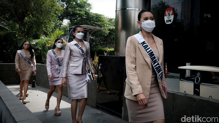 Para finalis Puteri Indonesia 2022 menyambangi gedung KPK. Mereka menjalani pembekalan antikorupsi hari ini. Yuk, lihat potretnya.