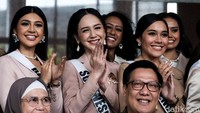 Usai pembekalan, para finalis Puteri Indonesia melakukan sesi foto bersama Wakil Ketua KPK Lili Pintauli Siregar.