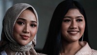 Para finalis Puteri Indonesia menebar senyum kala menjalani sesi foto bersama.