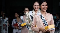 Rombongan hadir menaiki bus ke KPK.