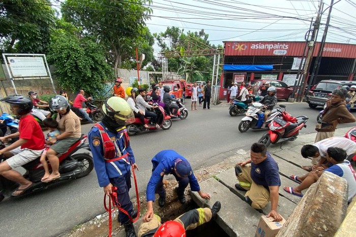 Seorang pelaku pencurian ponsel di Cijantung, Pasar Rebo, Jaktim, menceburkan diri ke gorong-gorong. Pelaku masuk ke got usai aksinya dipergoki korban. (dok Gulkarmat Jaktim)