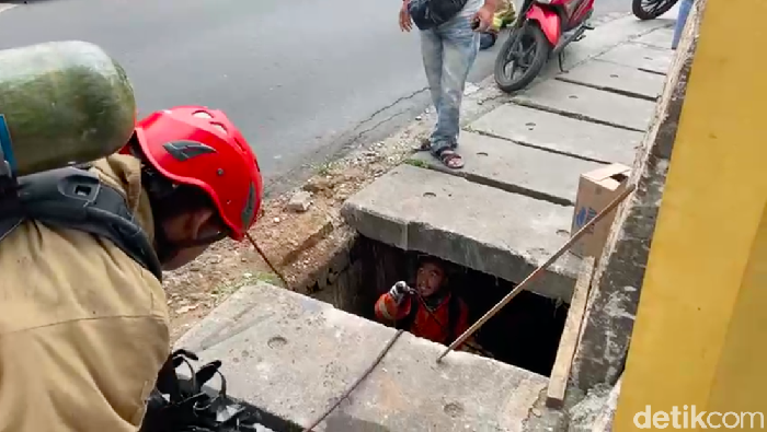 Seorang pencuri HP di Cijantung, Pasar Rebo, Jaktim, menceburkan diri ke gorong-gorong usai aksinya dipergoki korban. Damkar ikut terjun mencari pelaku (dok Gulkarmat Jaktim)