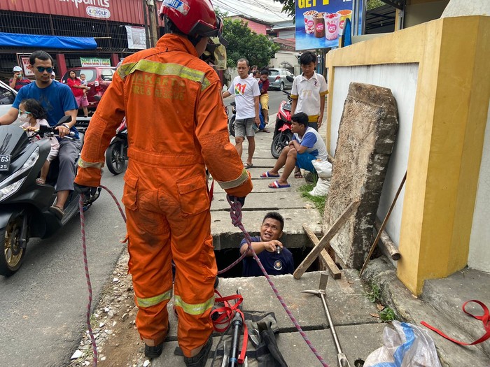 Seorang pencuri HP di Cijantung, Pasar Rebo, Jaktim, menceburkan diri ke gorong-gorong usai aksinya dipergoki korban. Damkar ikut terjun mencari pelaku (dok Gulkarmat Jaktim)