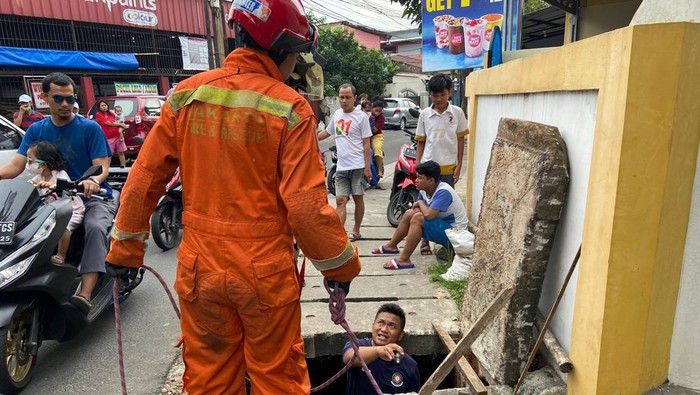 Seorang pencuri HP di Cijantung, Pasar Rebo, Jaktim, menceburkan diri ke gorong-gorong usai aksinya dipergoki korban. Damkar ikut terjun mencari pelaku (dok Gulkarmat Jaktim)