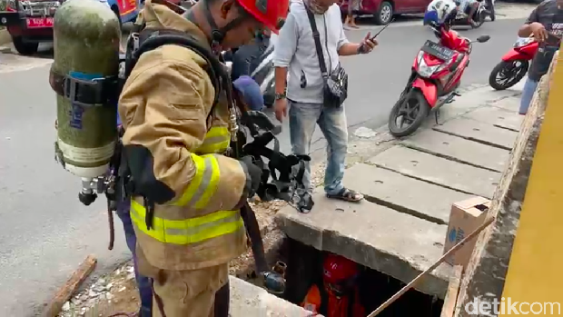 Seorang pencuri HP di Cijantung, Pasar Rebo, Jaktim, menceburkan diri ke gorong-gorong usai aksinya dipergoki korban. Damkar ikut terjun mencari pelaku (dok Gulkarmat Jaktim)