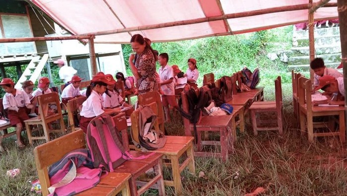 Siswa SD di Pinrang belajar di tenda pengungsian