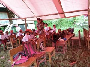 Terdampak Tanah Retak, Siswa SD Pinrang Belajar di Tenda Pengungsian