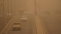 Ibukota Baghdad bahkan diselimuti awan debu raksasa yang membuat jalanan menjadi sepi dan bermandikan cahaya oranye yang mencekam. (AP Photo/Hadi Mizban)