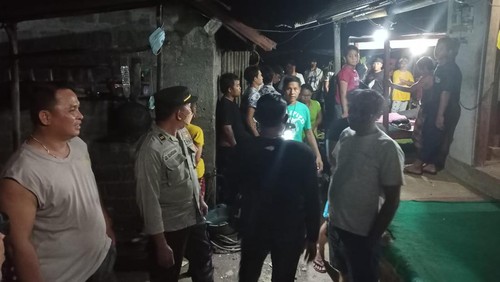 Suasana disaat evakuasi korban gantung diri di Desa Julah, Kecamatan Tejakula, Kabupaten Buleleng, Selasa (24/5/2022).