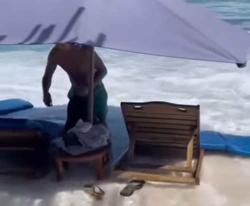 suasana gelombang pasang di Pantai Melasti, Ungasan, Kuta Selatan, Badung Selasa (24/05/2022)