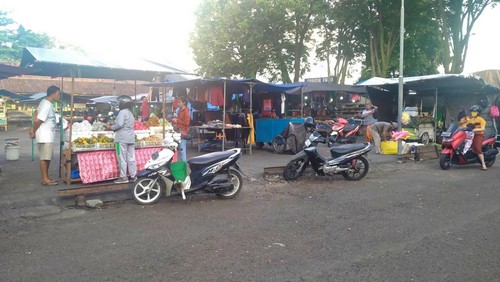 Suasana pasar senggol di eks terminal Negara yang sudah mulai buka lagi, pasca pembatalan kunjungan kerja Presiden, Selasa sore (24/5/2022)