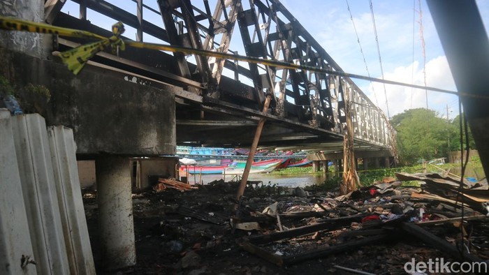 Suasana pasca-kebakaran bangunan liar di bawah Jembatan Juwana, Pati, Selasa (24/5/2022).