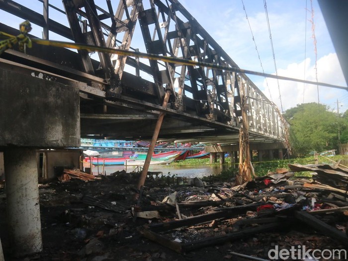 Suasana pasca-kebakaran bangunan liar di bawah Jembatan Juwana, Pati, Selasa (24/5/2022).