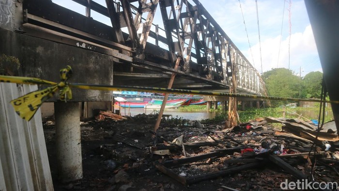 Suasana pasca-kebakaran bangunan liar di bawah Jembatan Juwana, Pati, Selasa (24/5/2022).