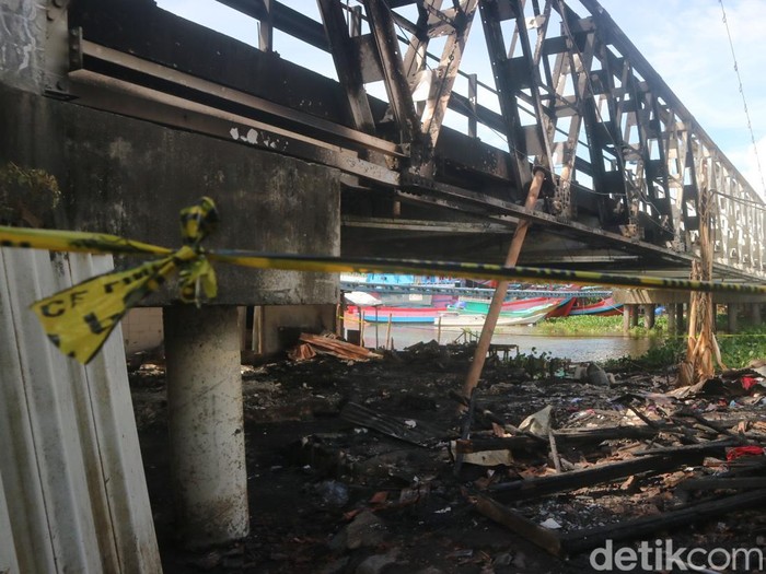 Suasana pasca-kebakaran bangunan liar di bawah Jembatan Juwana, Pati, Selasa (24/5/2022).