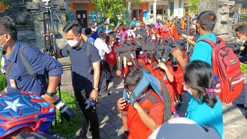 Suasana simulasi gempa dan tsunami di SD 2 Tanjung Benoa, Kuta Selatan, Badung, Bali, Selasa (24/5).