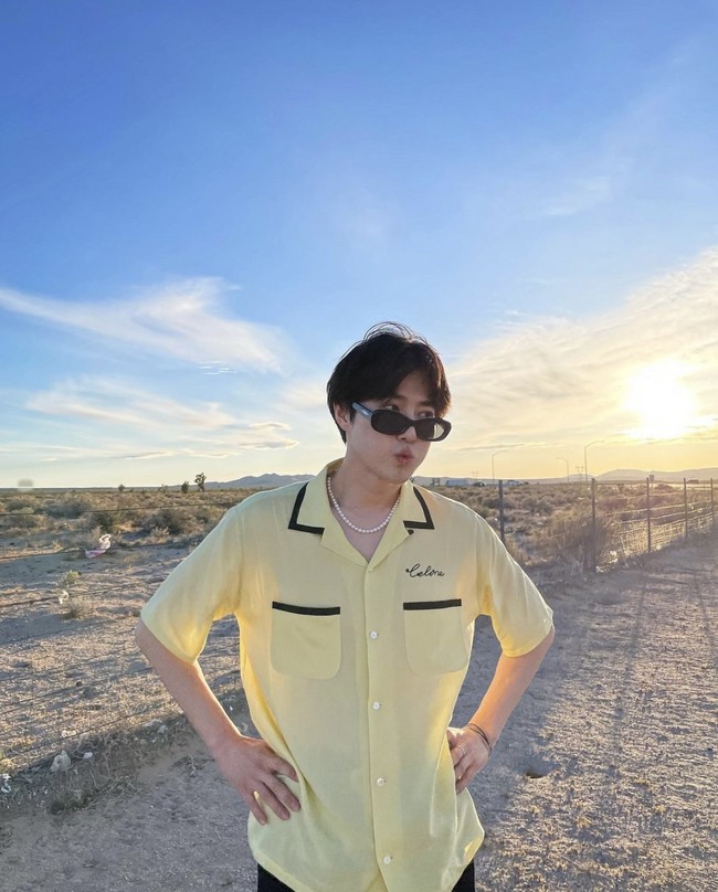 Suho mengejutkan penggemar dengan postingan Instagram-nya pada Sabtu (14/5/2022). Dia mengabarkan dirinya tengah berada di Amerika Serikat dan membagikan foto-foto yang boyfriendable. Foto: dok. Instagram @kimjuncotton