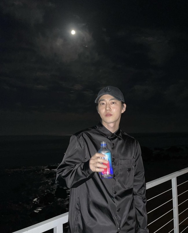 Leader grup EXO itu pun membagikan fotonya yang bersahaja saat menikmati angin malam di sebuah cruise. Dia memakai kemeja hitam dan topi berwarna senada. Foto: dok. Instagram @kimjuncotton