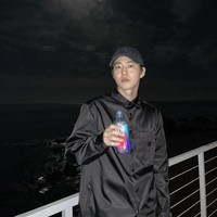 Leader grup EXO itu pun membagikan fotonya yang bersahaja saat menikmati angin malam di sebuah cruise. Dia memakai kemeja hitam dan topi berwarna senada. Foto: dok. Instagram @kimjuncotton