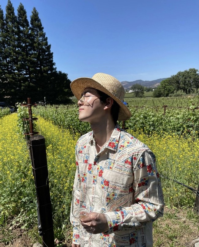 Suho pun menikmati harinya di Napa Valley, salah satu kawasan anggur terkenal yang berada di San Fransisco. Di sana, dia melakukan wine tasting dan melihat proses pembuatan hingga penyimpanan wine. Foto: dok. Instagram @kimjuncotton