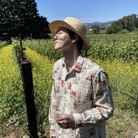 Suho pun menikmati harinya di Napa Valley, salah satu kawasan anggur terkenal yang berada di San Fransisco. Di sana, dia melakukan wine tasting dan melihat proses pembuatan hingga penyimpanan wine. Foto: dok. Instagram @kimjuncotton