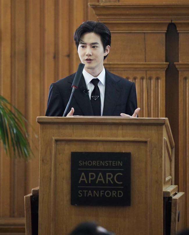 Pemilik nama asli Kim Junmyeon itu membuat EXO-L bangga saat diundang sebagai pembicara di Stanford University. Bersama founder SM Entertainment, Lee Soo Man, dia membicarakan arus budaya Korea yang dirasakannya sebagai idol KPop. Foto: dok. Instagram @kimjuncotton