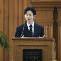 Pemilik nama asli Kim Junmyeon itu membuat EXO-L bangga saat diundang sebagai pembicara di Stanford University. Bersama founder SM Entertainment, Lee Soo Man, dia membicarakan arus budaya Korea yang dirasakannya sebagai idol KPop. Foto: dok. Instagram @kimjuncotton