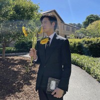 “Hari ini saya hadir sebagai guardian EXO dan KPop.” “Apa yang baru saja kalian lihat bisa terjadi karena penggemar di seluruh dunia yang mendukung EXO. Aku selalu berterima kasih atas cinta dan dukungan mereka,” ungkap Suho yang menyampaikan pidatonya dalam bahasa Inggris. Foto: dok. Instagram @kimjuncotton