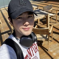 Selama di Amerika Serikat, Suho juga menghadiri acara pembukaan SM Entertainment Square di Los Angeles. Alun-alun itu didedikasikan untuk SM Entertainment dan foundernya Lee Soo Man atas pencapaiannya di pasar musik global. Foto: dok. Instagram @kimjuncotton