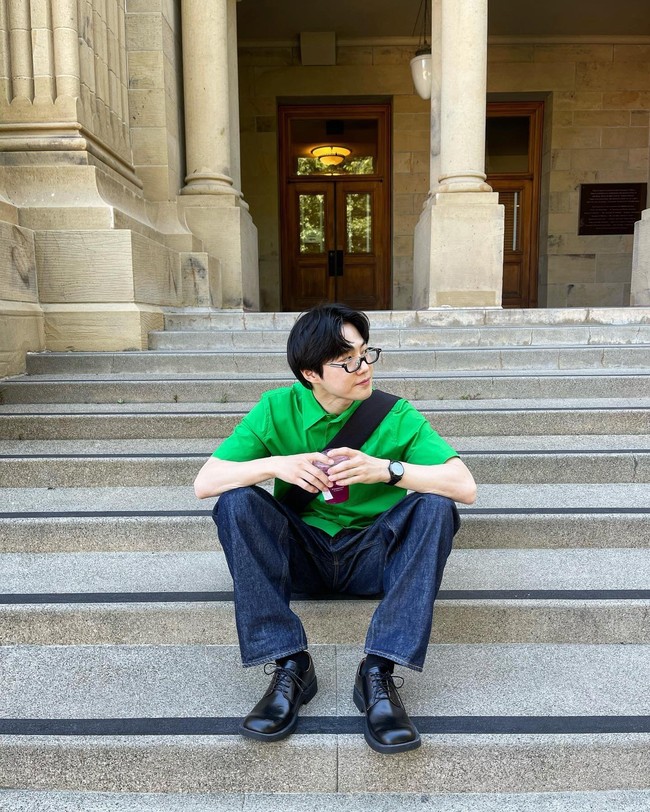 Idol yang baru berulang tahun ke-31 itu pun membagikan fotonya di halaman kampus Maudy Ayunda. Penampilan Suho EXO terlihat necis memakai kemeja hijau dengan denim jeans dan sepatu pantofel. Foto: dok. Instagram @kimjuncotton