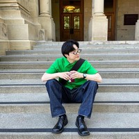 Idol yang baru berulang tahun ke-31 itu pun membagikan fotonya di halaman kampus Maudy Ayunda. Penampilan Suho EXO terlihat necis memakai kemeja hijau dengan denim jeans dan sepatu pantofel. Foto: dok. Instagram @kimjuncotton