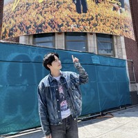 Dari Las Vegas hingga ke Los Angeles. Suho EXO juga berpose di depan papan reklame album barunya ‘Grey Suit’ yang dirilis bulan lalu. Foto: dok. Instagram @kimjuncotton