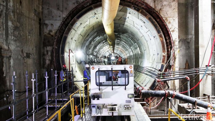 Terus Dibor, Ini Penampakan Terowongan MRT Jakarta Proyek MRT Fase II segmen CP201 rute Thamrin-Monas terus dikebut. Saat ini mesin bor bawah tanah telah berhasil membangun terowongan sepanjang 75 meter.