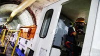 Pada 2022 ini, PT MRT Jakarta menargetkan penyelesaian pekerjaan D-Wall dan kingpost station box, penggalian station box, pemasangan traffic decking sisi timur station box, dan pengeboran koridor Bundaran HI-Thamrin.