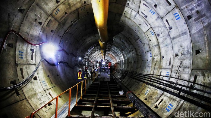 Proyek MRT Fase II segmen CP201 rute Thamrin-Monas terus dikebut. Saat ini mesin bor bawah tanah telah berhasil membangun terowongan sepanjang 75 meter.