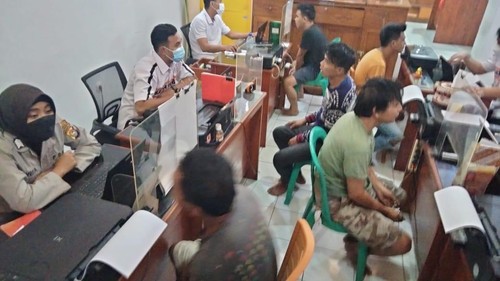 Tiga pengamen jalanan di Mataram bersama dua pengedar sabu dibekuk.