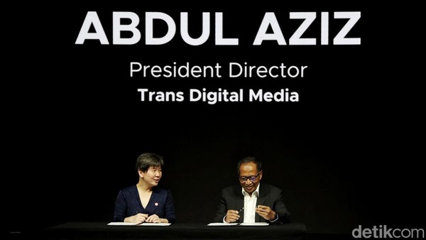 President Director Trans Digital Media Abdul Aziz melakukan MoU dengan Perwakilan Singpore Toursim Board Juliana Kua.