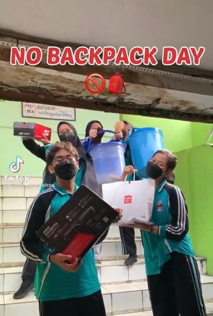 Tren No Backpack Day
