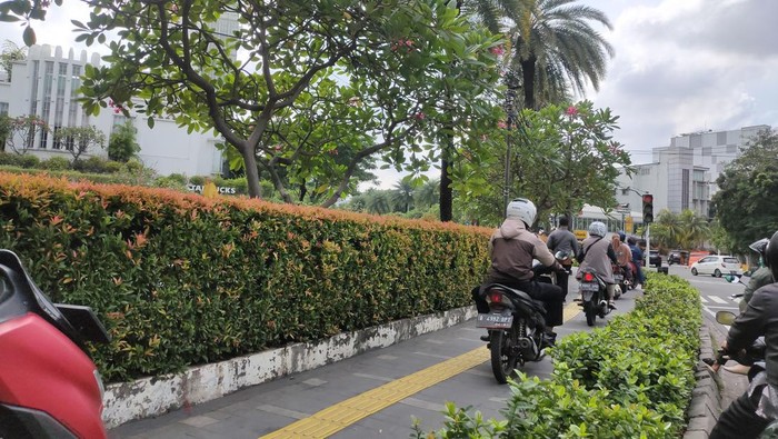 Trotoar di Kawasan Metropole, Cikini, Jakarta Pusat diterobos oleh sepeda motor, Selasa (24/5/2022) pagi.