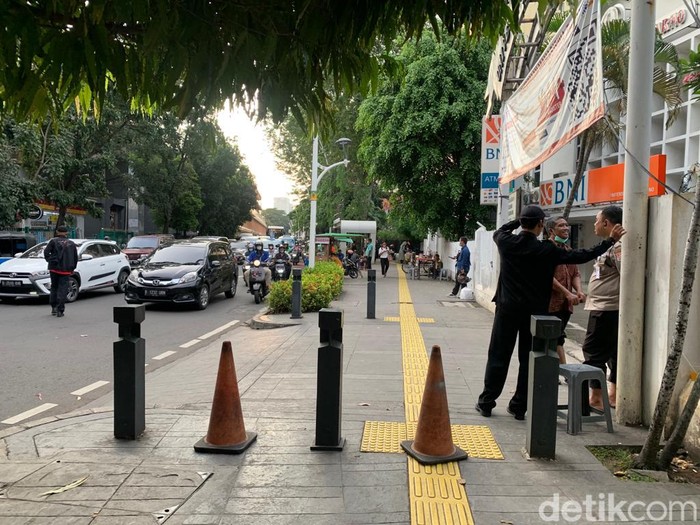 Trotoar di sekitar Metropole diterabas pemotor, kerucut oranye dipasang oleh sekuriti setempat, 24 Mei 2022. (Mulia Budi/detikcom)
