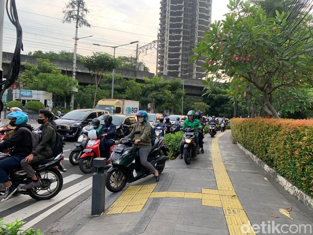 Trotoar di sekitar Metropole diterabas pemotor, kerucut oranye dipasang oleh sekuriti setempat, 24 Mei 2022. (Mulia Budi/detikcom)