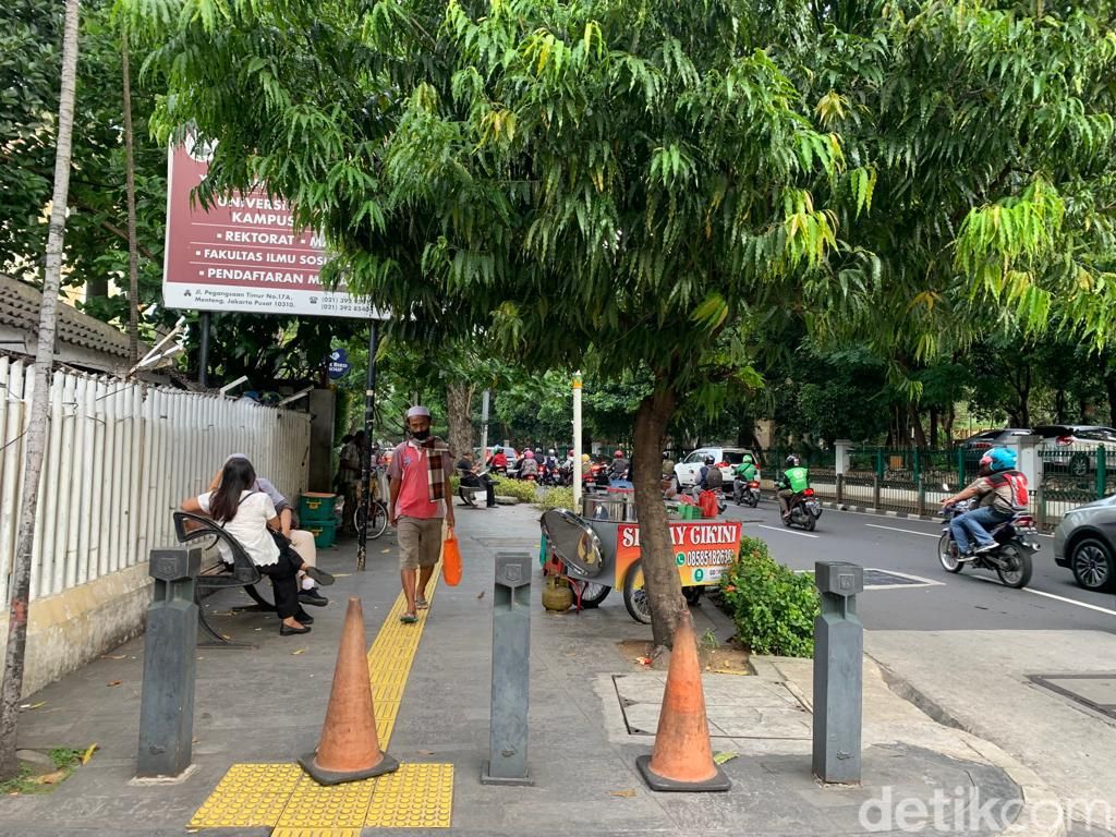 Trotoar di sekitar Metropole diterabas pemotor, kerucut oranye dipasang oleh sekuriti setempat, 24 Mei 2022. (Mulia Budi/detikcom)